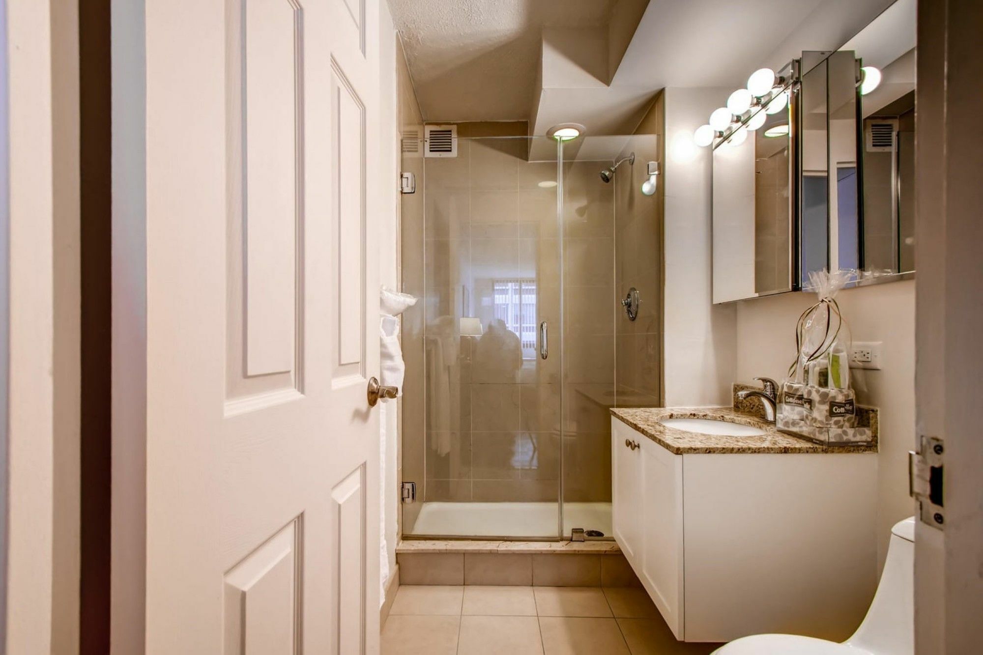 Global Luxury Suites At The Commonwealth Бостон Экстерьер фото